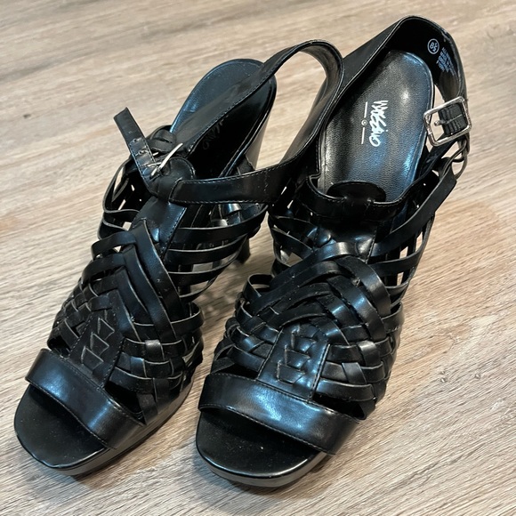 Black Strappy Heels Size 8.5. Used Condition. - Picture 2 of 7